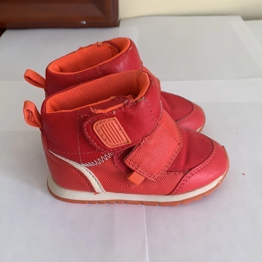 𝅺Zara| Kids Sneakers w/t adhesive strap closure- Size 22